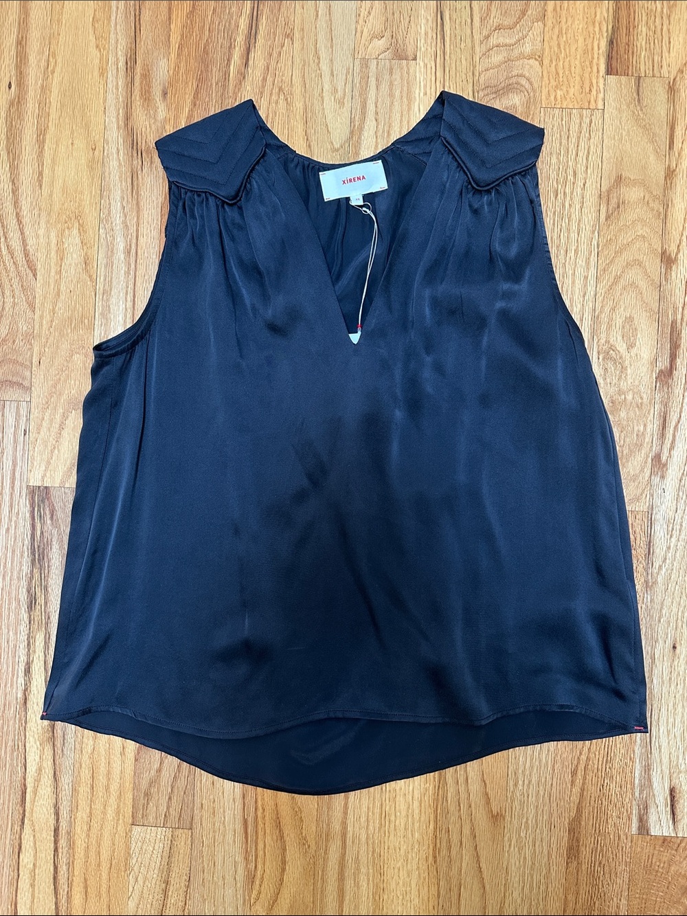 XiRENA vivi Silk V-neck Sleeveless Top NWT